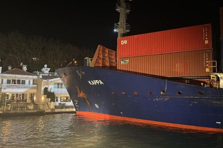 Bosporus Shipping Incident: Cargo Vessel Nearly Collides with Istanbul Waterfront Mansions After Steering Failure