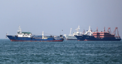Massive Oil Tankers Navigate Unusual Route through Strait of Hormuz, Signaling Shipping Strategy Shift