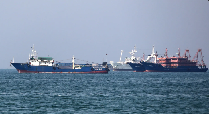 Massive Oil Tankers Navigate Unusual Route through Strait of Hormuz, Signaling Shipping Strategy Shift