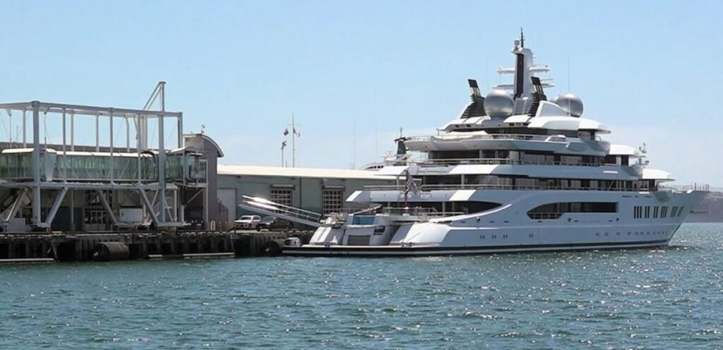 How a $500 Million Russian Superyacht Quietly Slipped Through the Blockaded Strait of Hormuz, and Why the World Is Watching