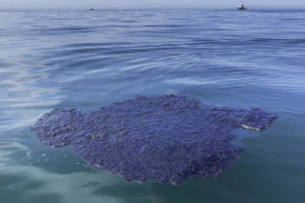 Fuel Leak Reported From UAE Tanker Near Oman Amid Strait of Hormuz Maritime Crisis