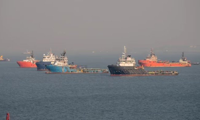 Oil and LNG Tankers Leave Strait of Hormuz with AIS Signals Disabled Amid Ongoing Gulf Shipping Crisis