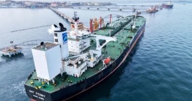 Chinese Supertankers Exit Strait of Hormuz as Trump Signals Possible Iran Deal