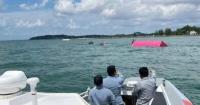 Crew Rescued After Container Feeder Vessel Sinks in Singapore Strait Near Batam; Floating Containers Monitored