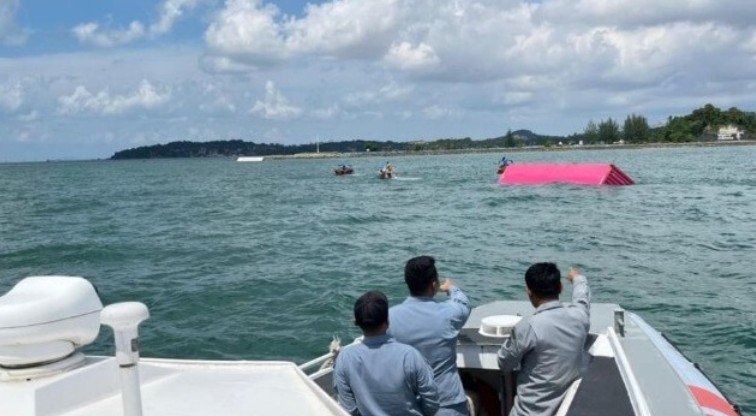 Crew Rescued After Container Feeder Vessel Sinks in Singapore Strait Near Batam; Floating Containers Monitored