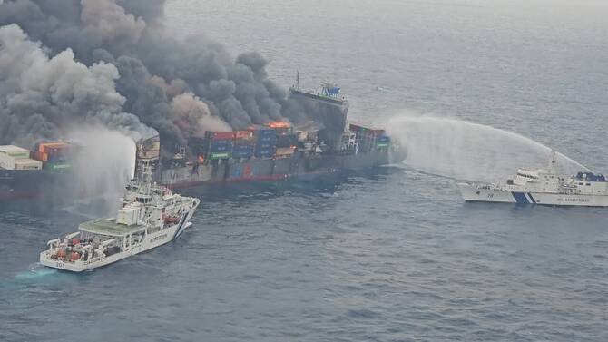 Singapore-Flagged Container Ship Damaged by Unknown Projectile in Strait of Hormuz