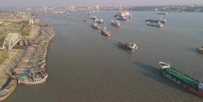 US-Iran Conflict Disrupts Strait of Hormuz Shipping, Leaving Thousands of Seafarers Stranded as Global Maritime Trade Faces Fresh Uncertainty