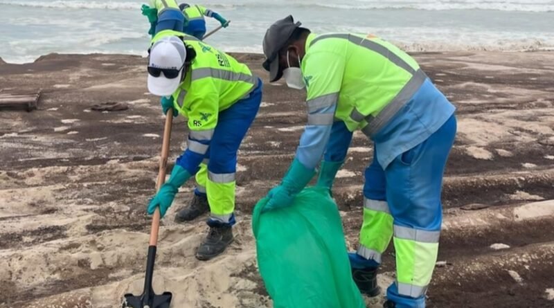 Oman Monitors Oil Pollution as 12km of Ras Madrakah Coastline Is Affected