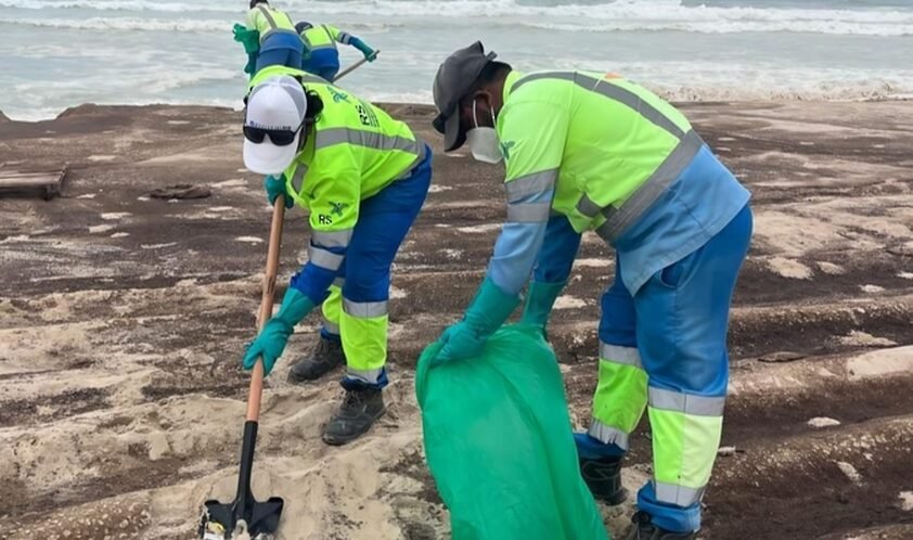 Oman Monitors Oil Pollution as 12km of Ras Madrakah Coastline Is Affected