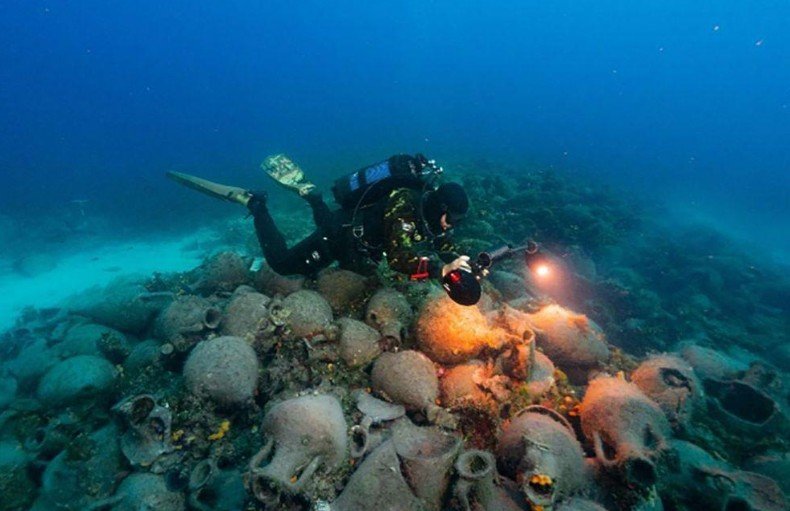 Ancient Greek Shipwreck with 650 Amphorae Found off Andros